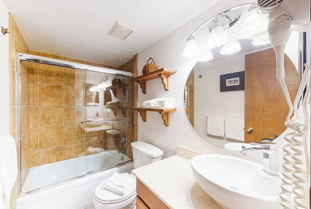 Photo of Bathroom in Four O'Clock