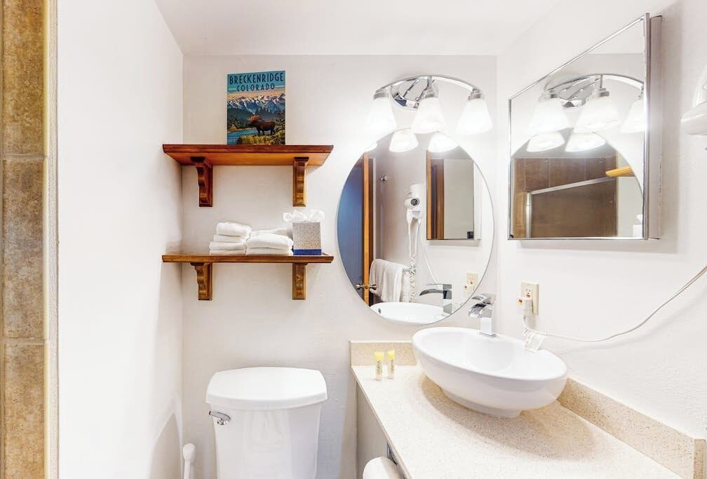 Photo of Bathroom in Four O'Clock