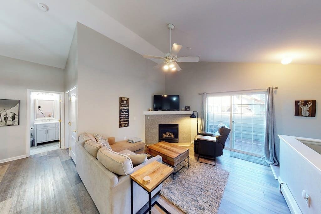 Photo of Livingroom in Edwards