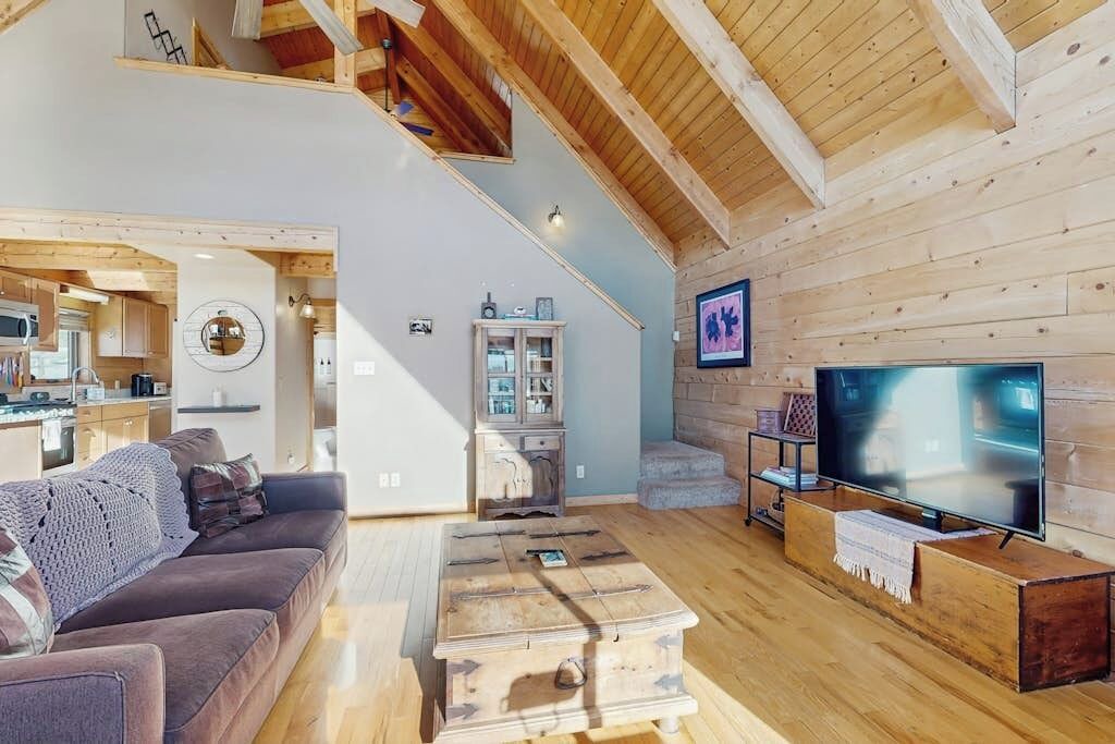 Photo of Livingroom in Lake Hatcher Park