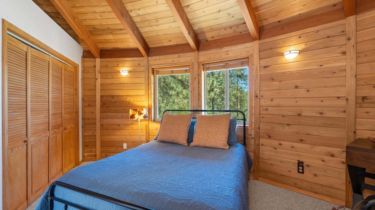 Photo of Bedroom in Forest Lakes