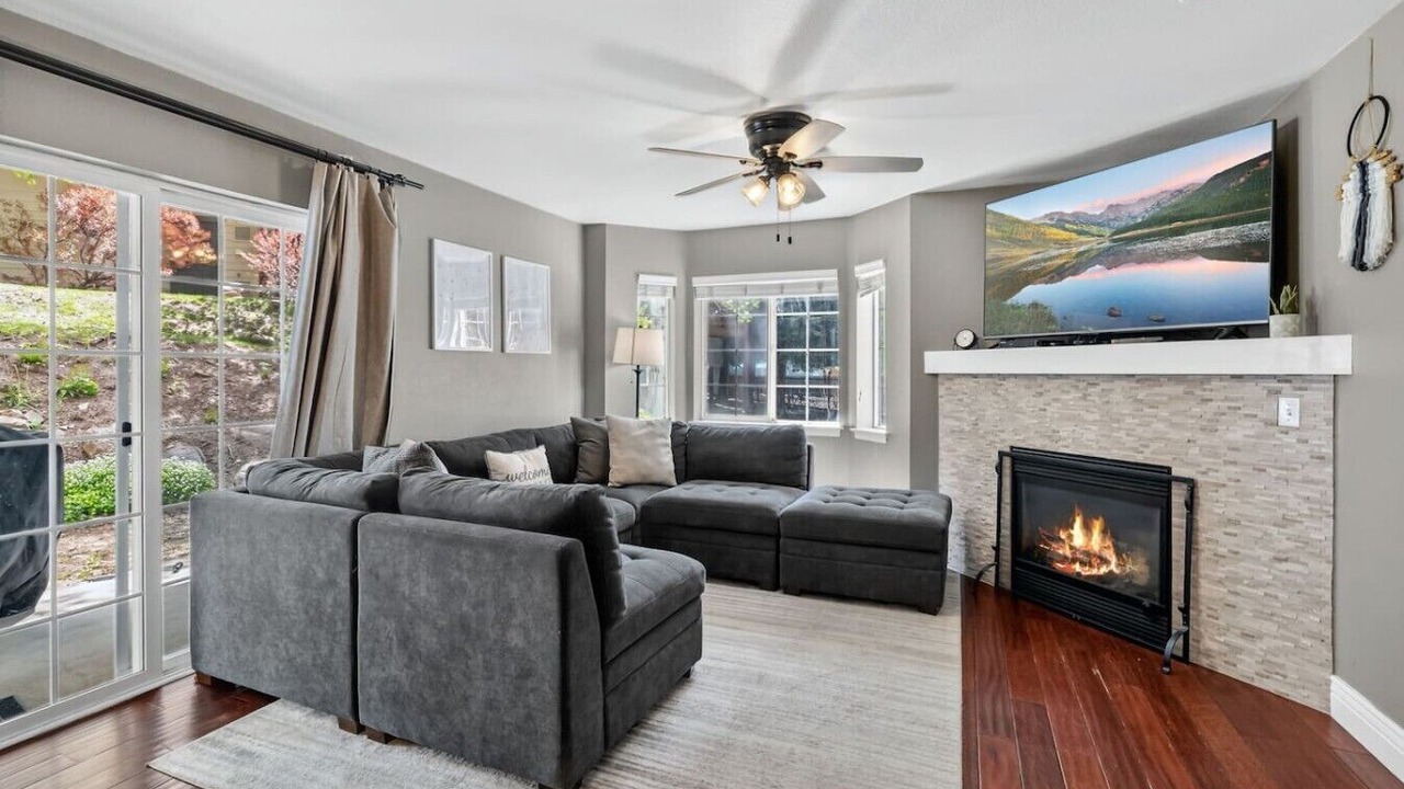 Photo of Livingroom in Edwards