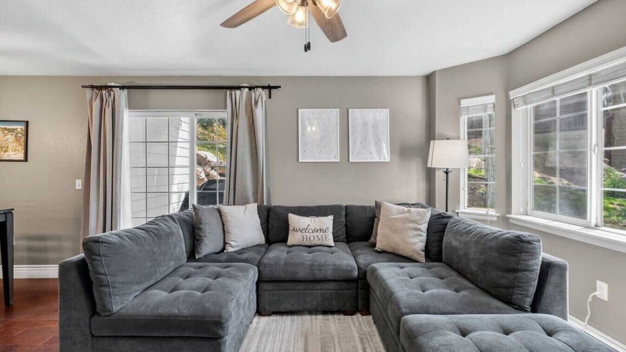 Photo of Livingroom in Edwards