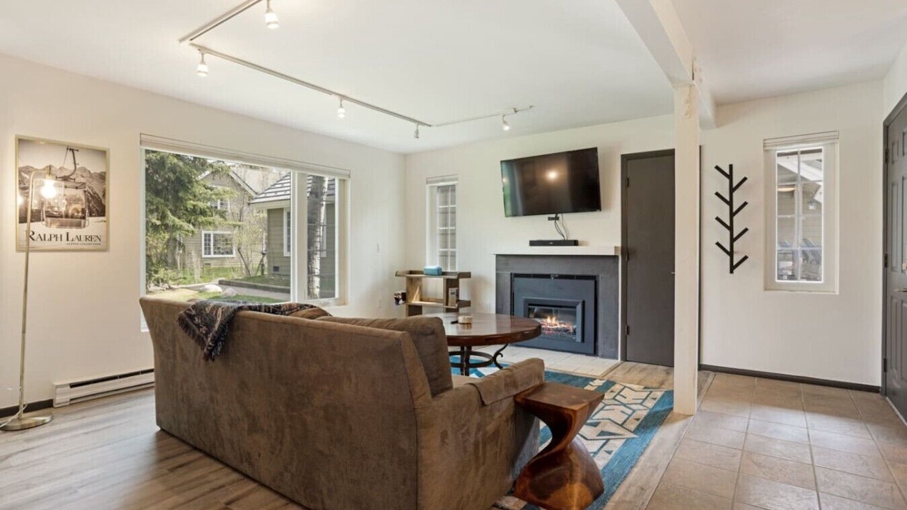 Photo of Livingroom in Edwards