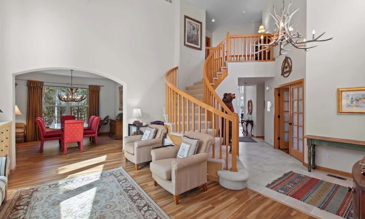 Photo of Livingroom in Three Peaks