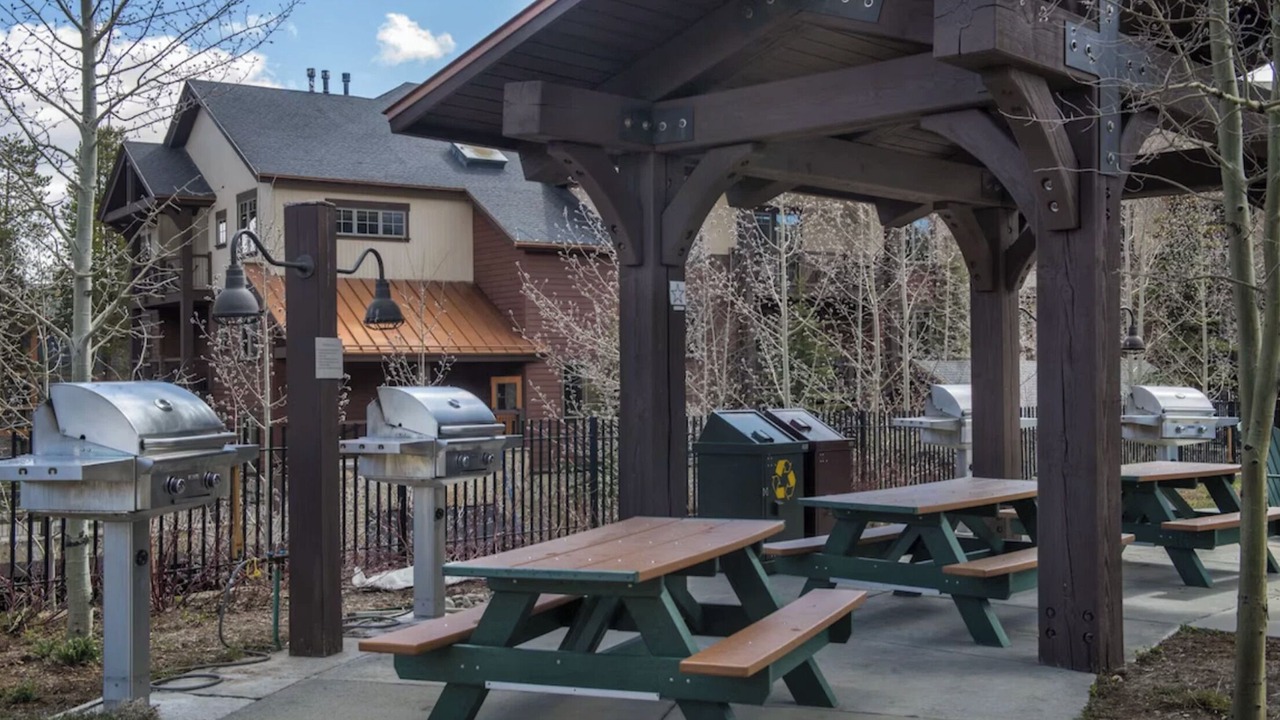 Photo of Outdoor in Four O'Clock