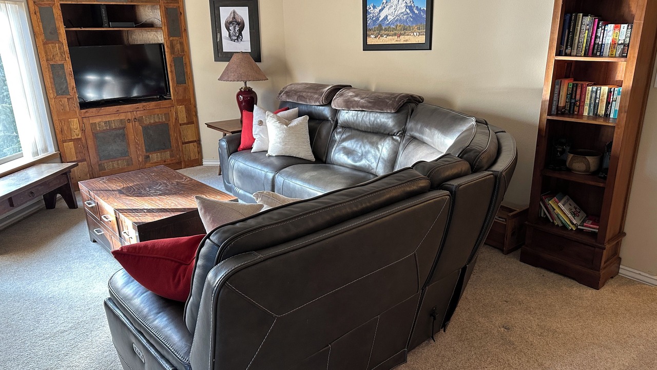 Photo of Livingroom in Peak 9