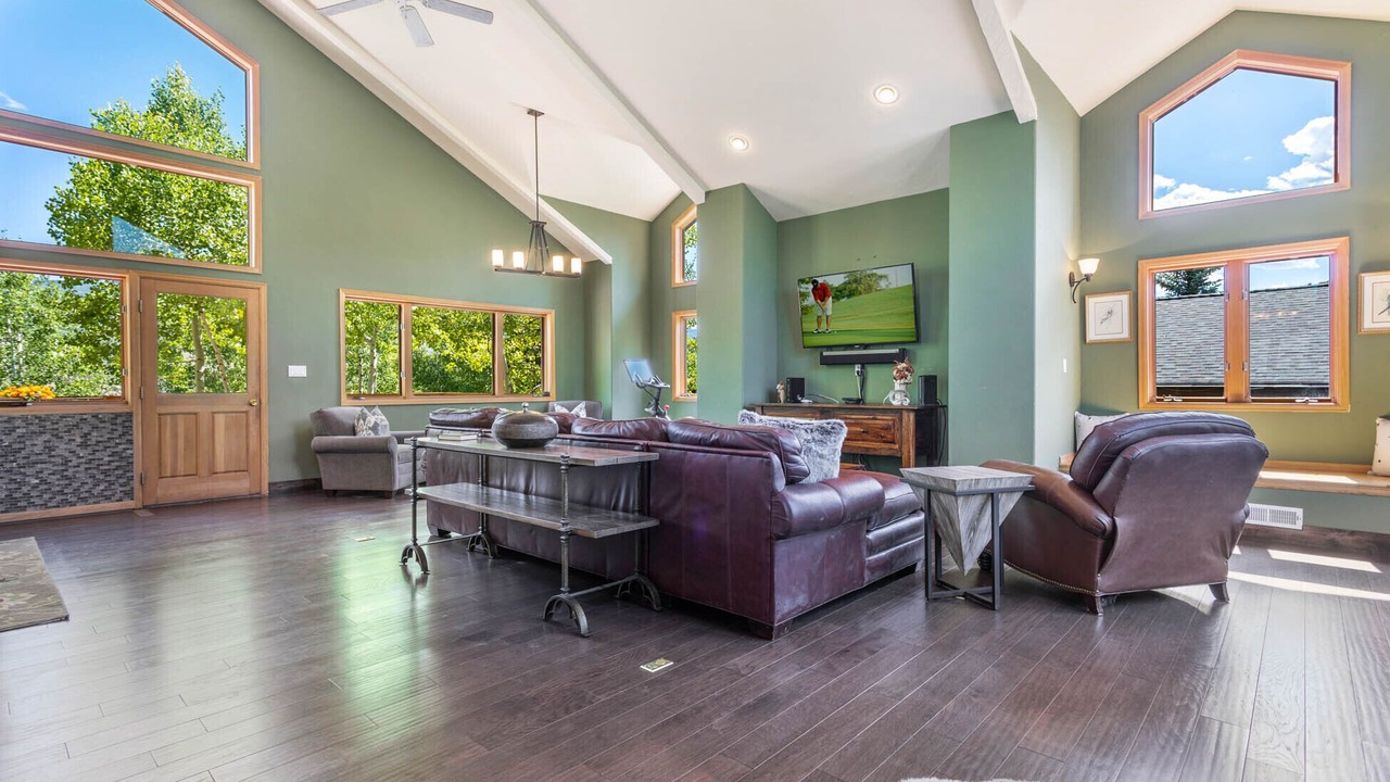 Photo of Livingroom in Edwards