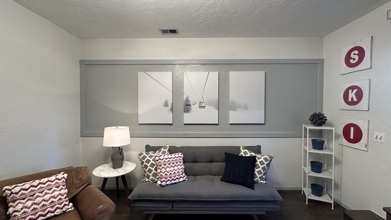 Photo of Livingroom in Edwards
