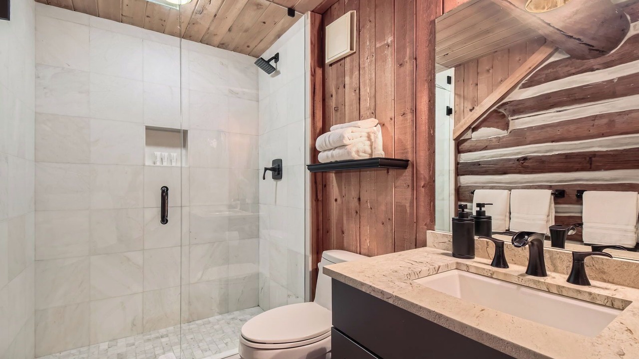 Photo of Bathroom in Timbercreek Lodges