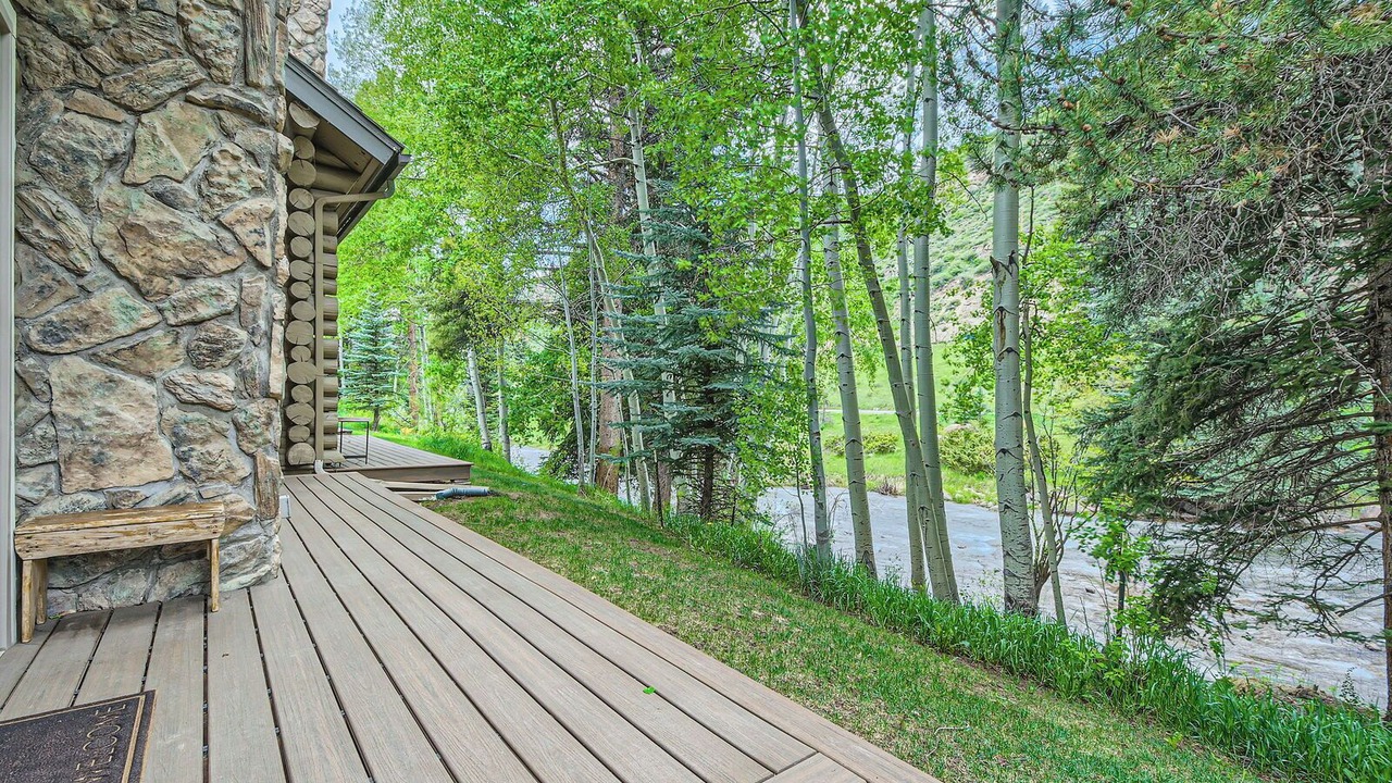 Photo of Patio Balcony in Timbercreek Lodges