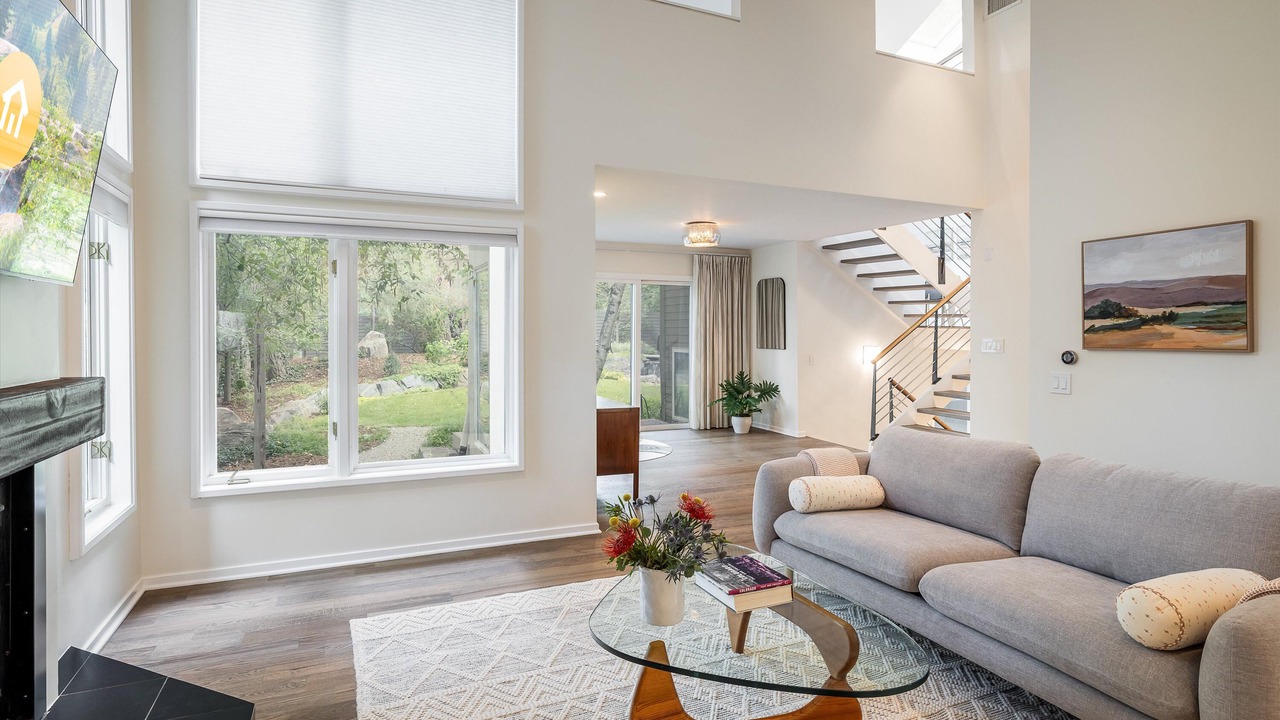 Photo of Livingroom in Wonderland Hills