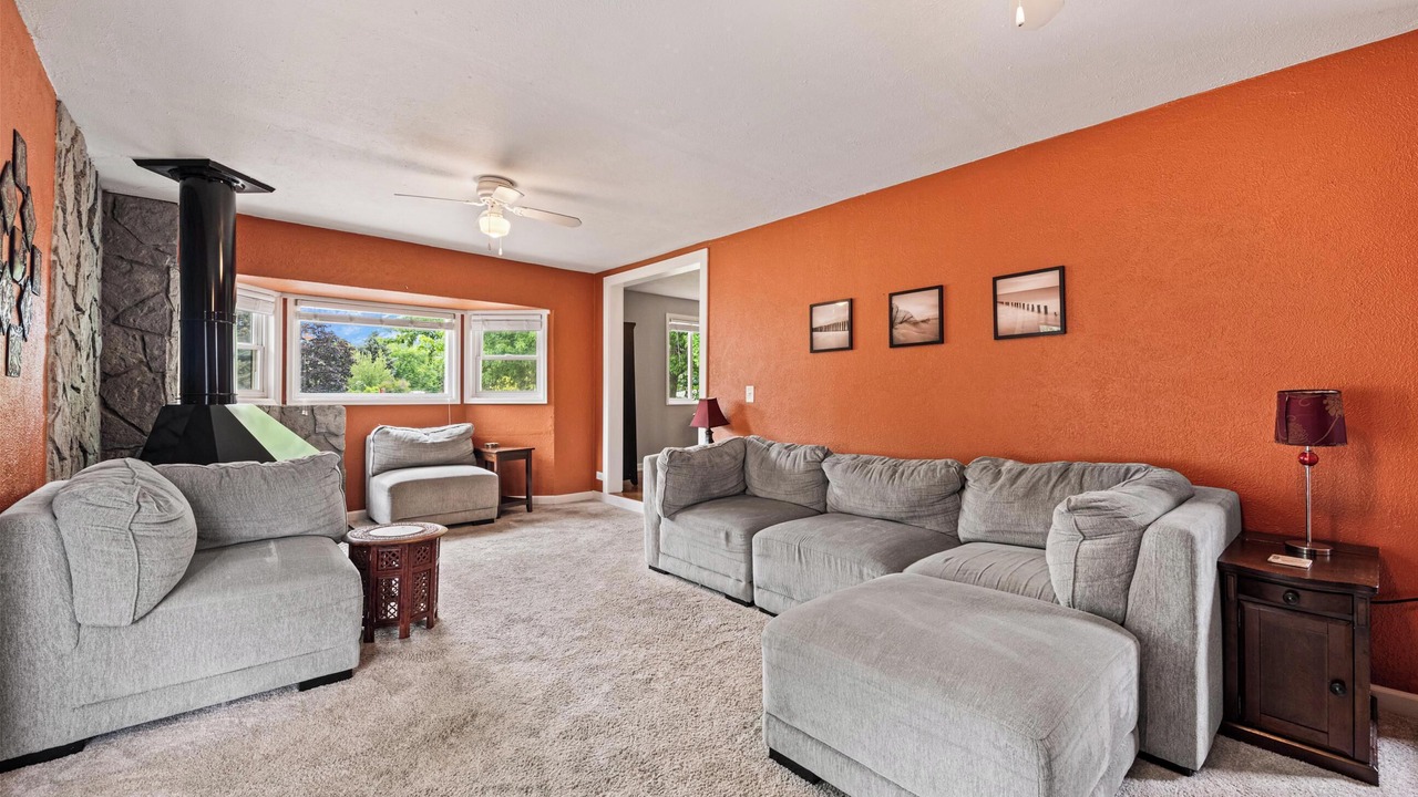 Photo of Livingroom in East Old Golden Rd