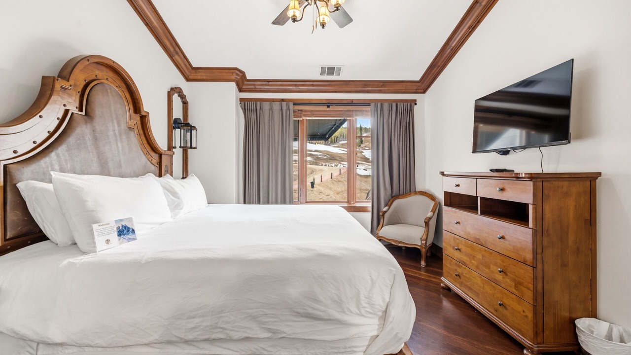 Photo of Bedroom in Peak 8