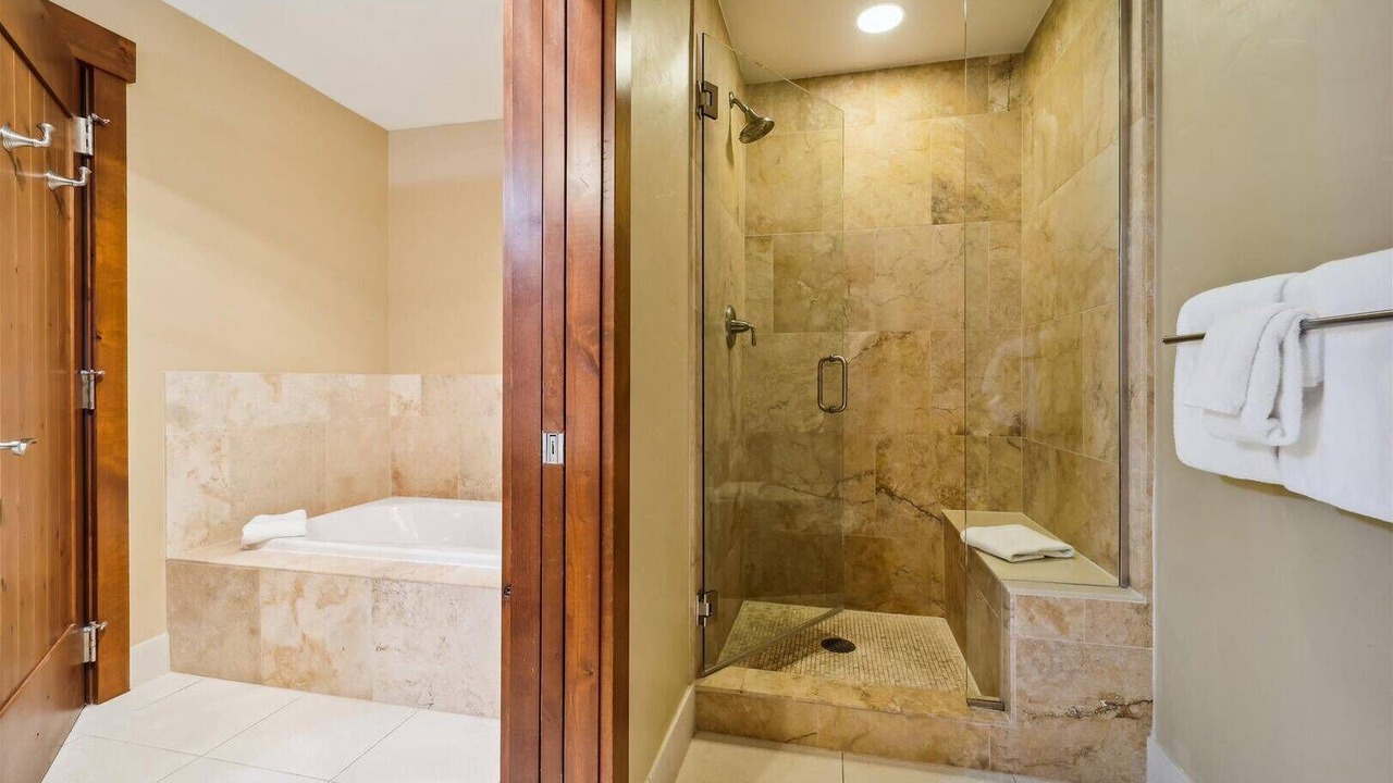 Photo of Bathroom in Peak 8