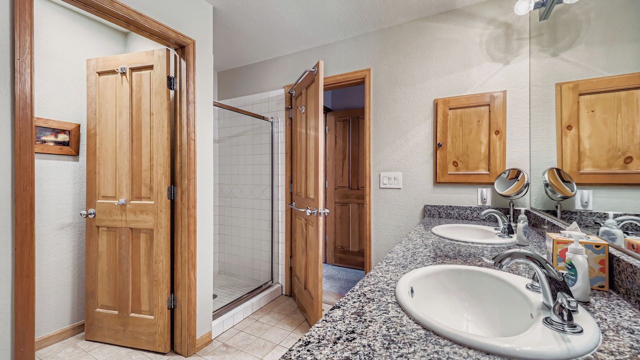 Photo of Bathroom in Peak 9
