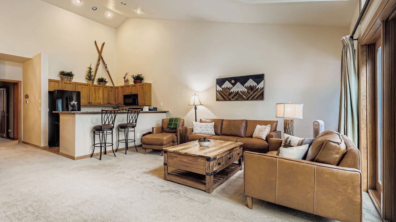 Photo of Livingroom in Peak 9