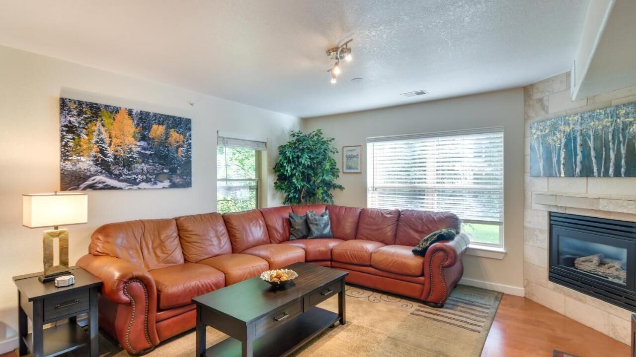Photo of Livingroom in Edwards