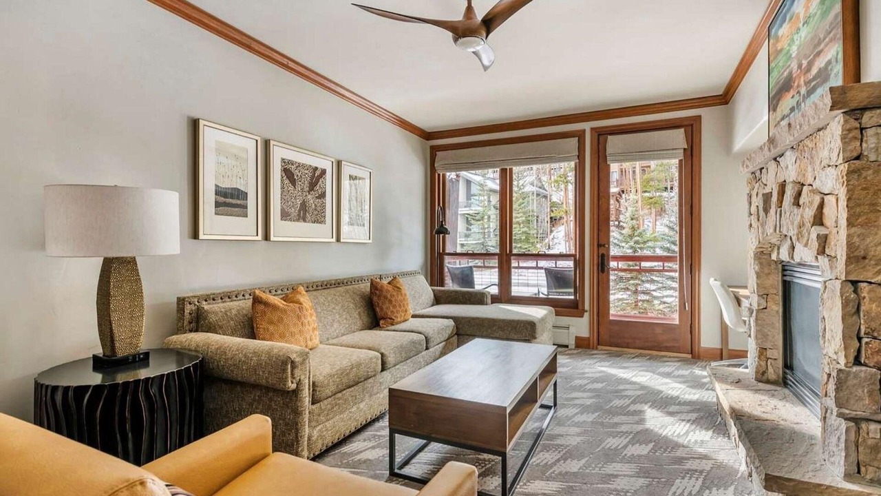 Photo of Livingroom in Peak 9
