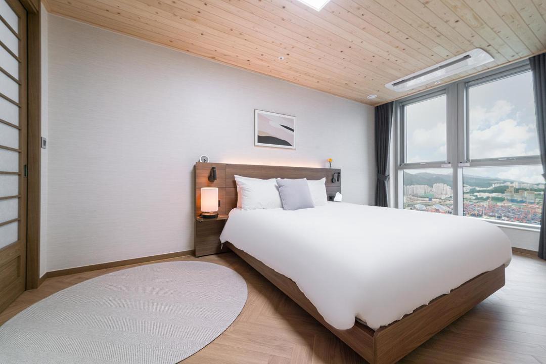 Photo of Bedroom in Ch'oryang-dong