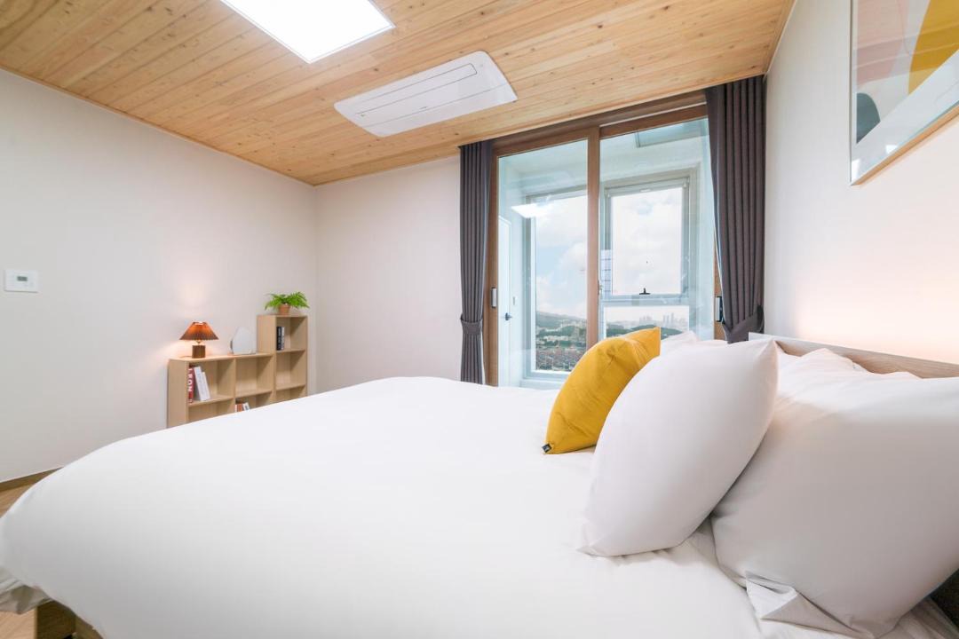 Photo of Bedroom in Ch'oryang-dong
