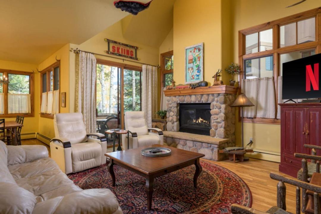 Photo of Livingroom in Edwards