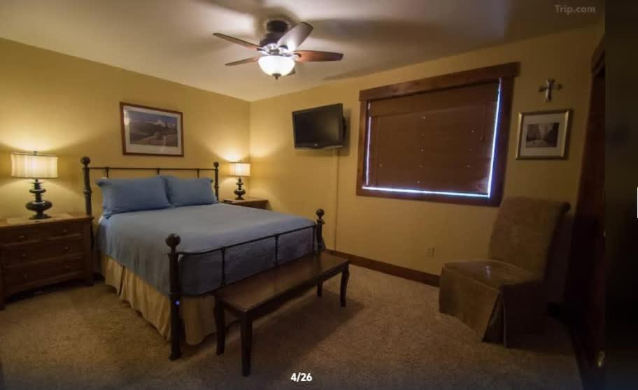 Photo of Bedroom in Summit Cove