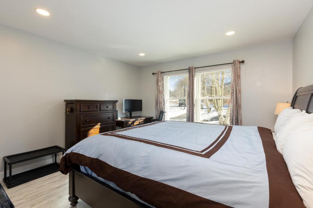 Photo of Bedroom in Summit Cove