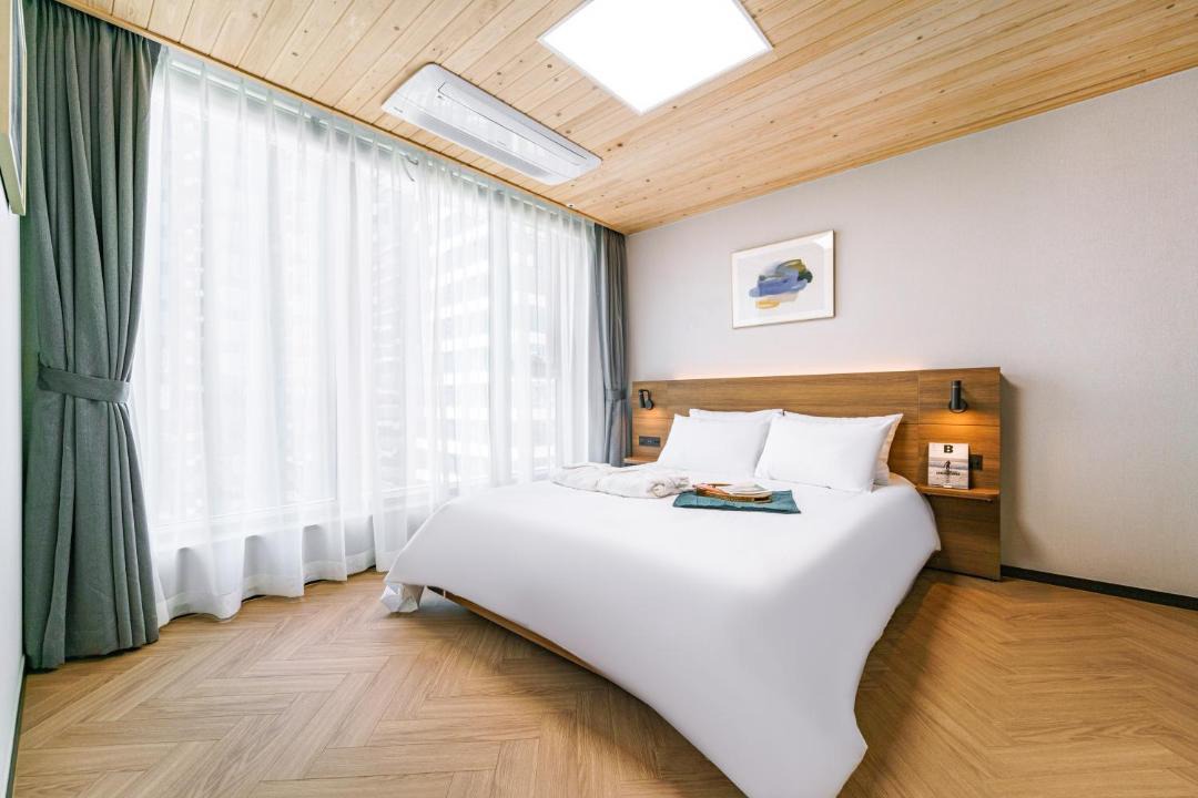 Photo of Bedroom in Ch'oryang-dong