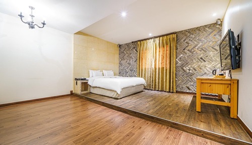 Room (Deluxe)