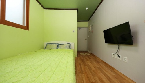 Room (Room 201)