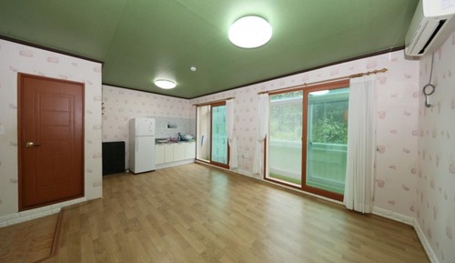 Room (Room 205)