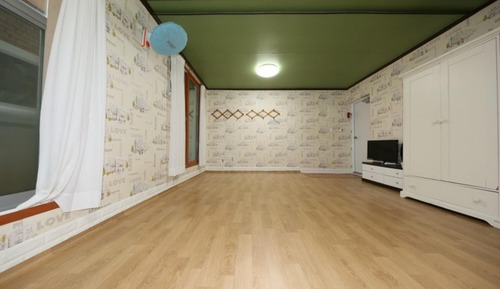 Room (Room 102)