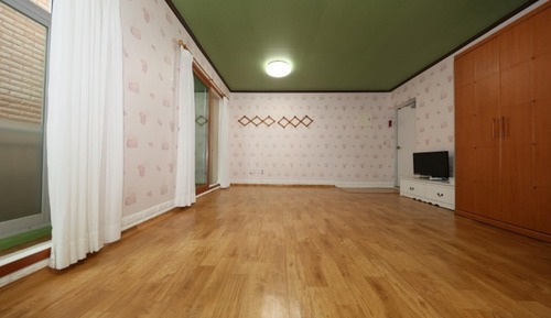 Room (Room 202)