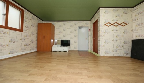 Room (Room 105)