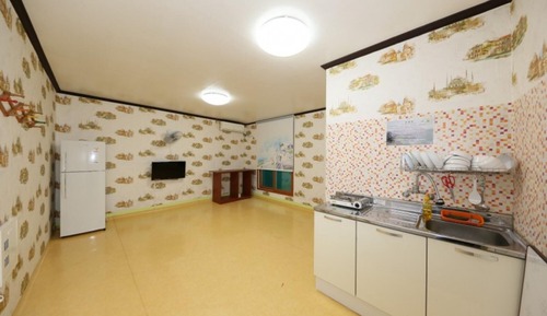 Room (Room 006 (Semi-basement))