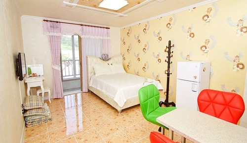 Room (Room 204)