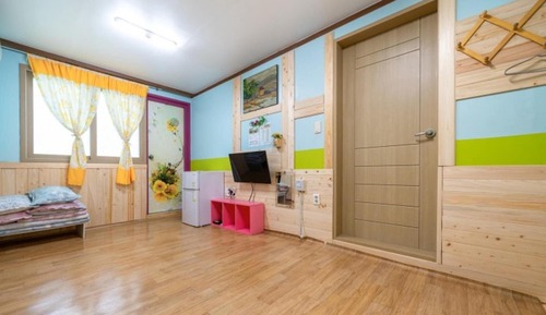 Room (Room 102)