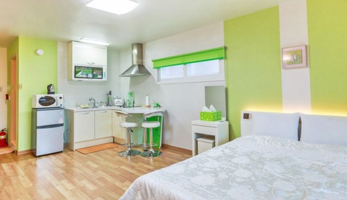 Room (Green Kiwi)