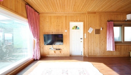 Room (Rose)