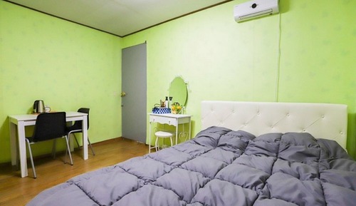 Room (Room 202)
