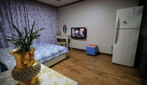 Room (Moonlight Sea (No 206))