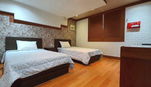 Room (Twin)