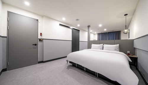 Room (Premium A (family bath/private living)
