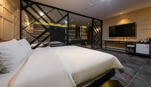 Room (1 room 1 parking suite (with pool tab)