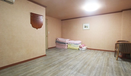 Room (Family Room)