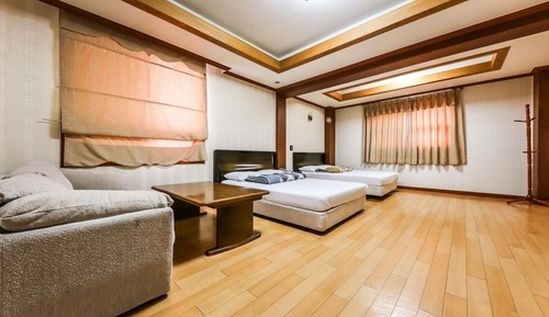Room (Twin)