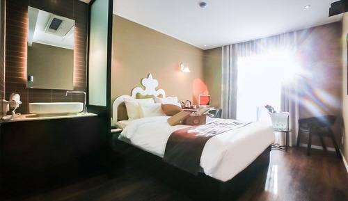 Room (Superior - Lake View)