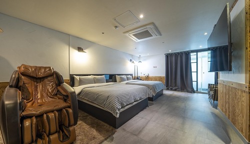 Room (Suite (75-inch Samsung TV random bath)