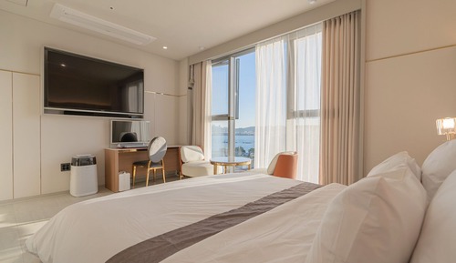 Deluxe Double Room, Partial Ocean View
